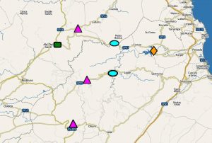 Il progetto schematico di monitoraggio idrogeologico per il bacino del Posada. I triangoli fucsia rappresentano i pluviometri, le ellissi celesti gli idrometri, il rettangolo verde la stazione meteo, il rombo giallo la diga di Macheronis. Un progetto di questo tipo può costare all’incirca soltanto 60mila euro e consentirebbe, in caso del ripetersi di fenomeni alluvionali, un precoce preavviso di allarme ed un’evacuazione della popolazione in tempi di maggiore sicurezza rispetto a quanto avvenuto il 18 novembre scorso (da G. Petrucci)