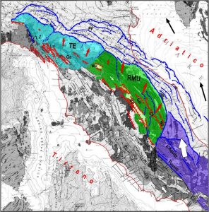 Fig. 2.  Schema tettonico della zona in esame, in cui sono evidenziate con vari colori le parti della catena appenninica che si muovono più rapidamente rispetto alla parte occidentale (in grigio). Il viola identifica la parte orientale dell’Appennino centrale, il verde mostra il settore Romagna-Marche-Umbria (RMU) e il blu il settore Toscana-Emilia (TE).  La freccia bianca indica la spinta che l’Appennino centrale esercita sul settore RMU. Le frecce nere e rosse indicano rispettivamente il movimento della placca adriatica e dei settori mobili dell’Appennino settentrionale. Cf= Colfiorito, Ga= Garfagnana, Gu= Gubbio, Lu= Lunigiana, Mu= Mugello, No= Norcia, VT= Val Tiberina