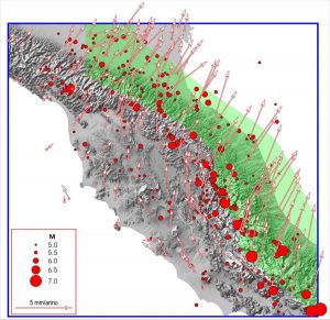 Fig. 3  Campo di velocità  attuale, dedotto da misure geodetiche. Ogni vettore indica la velocità media (negli ultimi 12 anni)  nel punto della stazione GPS implicata. I circoletti rossi identificano gli epicentri dei terremoti più intensi avvenuti dopo il 1000. La  grandezza dei simboli è rappresentativa della magnitudo (M), in accordo con la scala  indicata nell’inserto. Il colore verde mette in evidenza il settore appenninico dove ci sono le velocità geodetiche  più elevate (v > 3 mm/anno)