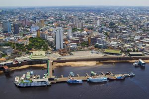 Il porto fluviale di Manaus (con una veduta aerea della città) fotografato dall'alto