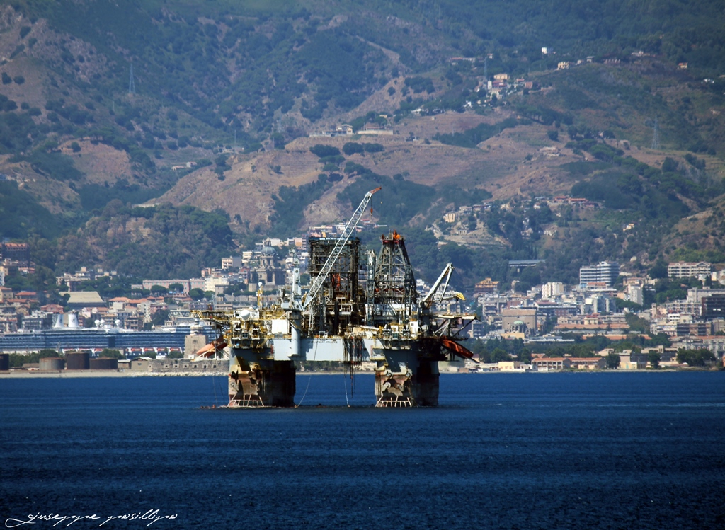 Grossa Piattaforma Petrolifera Attraversa Lo Stretto Di Messina [FOTO]