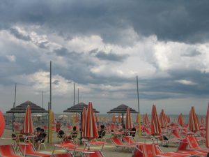 estate spiaggia maltempo ombrellone