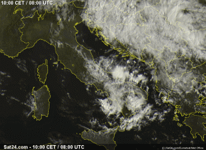 L'immagine satellitare evidenzia i temporali che si accaniscono sul promontorio garganico