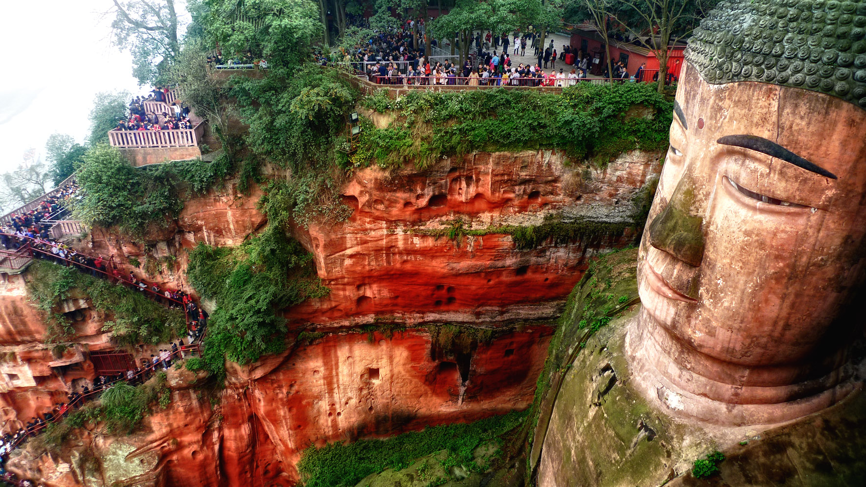 Leshan (Cina) e la statua del Buddha più grande del mondo