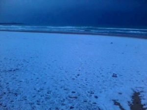 La neve sulle spiagge della Sicilia sud-orientale, appena ad ovest di Capo Passero