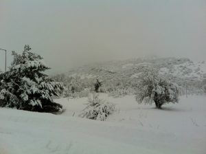 La neve abbondante caduta sui rilievi di Creta