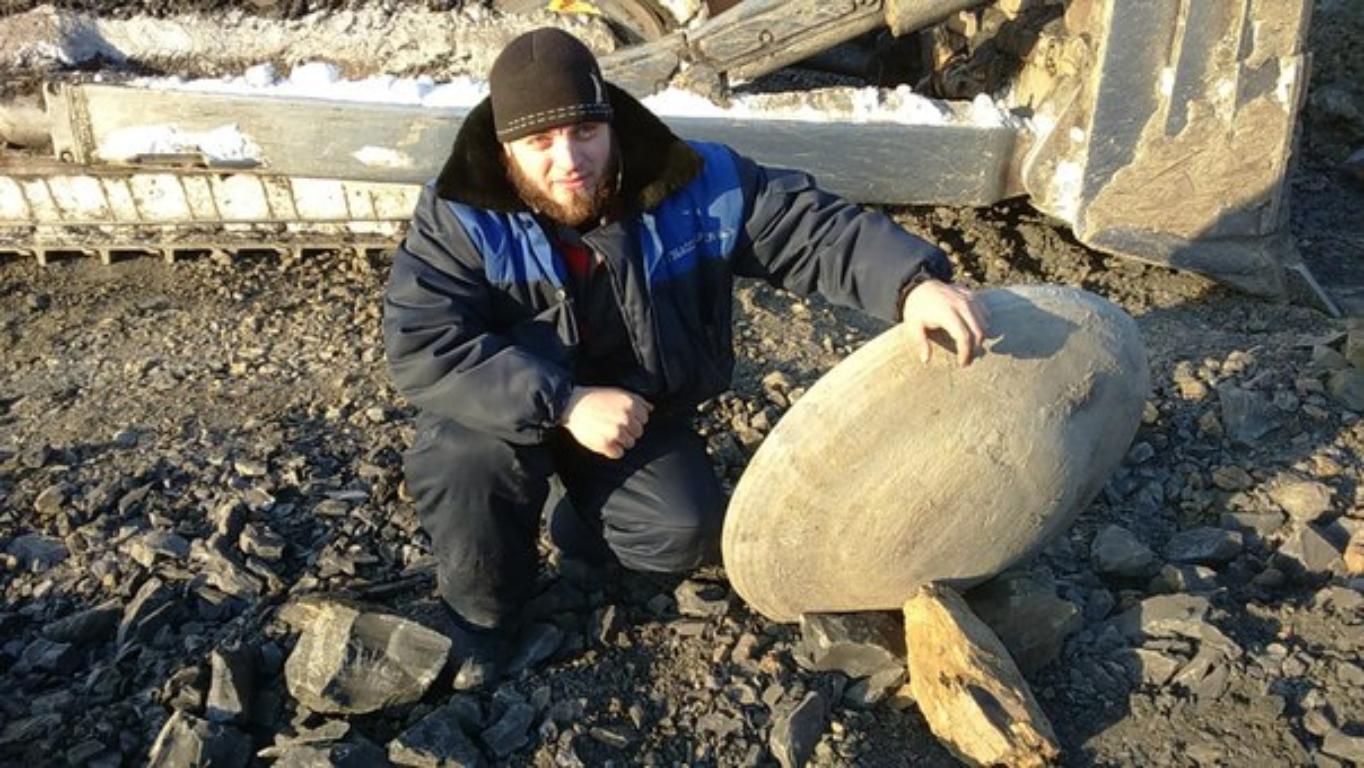 В угле нашли колесо. Караканский каменный диск. Находки в угольном разрезе. Артефакты найденные в угольных Шахтах.