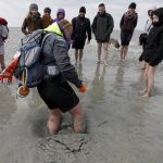 Mont Saint Michel, migliaia di turisti per la marea del secolo [FOTO]