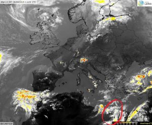 Il cerchio rosso indica l'area dove si stanno formando i temporali sull'entroterra desertico libico 