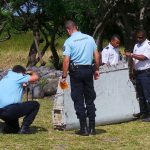 Aereo Malaysia Airlines scomparso: trovato pezzo di ala fuori dall’area delle ricerche [FOTO]