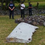 Aereo Malaysia Airlines scomparso: trovato pezzo di ala fuori dall’area delle ricerche [FOTO]