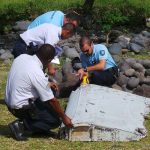 Aereo Malaysia Airlines scomparso: trovato pezzo di ala fuori dall’area delle ricerche [FOTO]