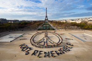 Parigi, Francia – Una scultura umana durante la COP21 di Parigi. © Yann Arthus-Bertrand/Spectral Q