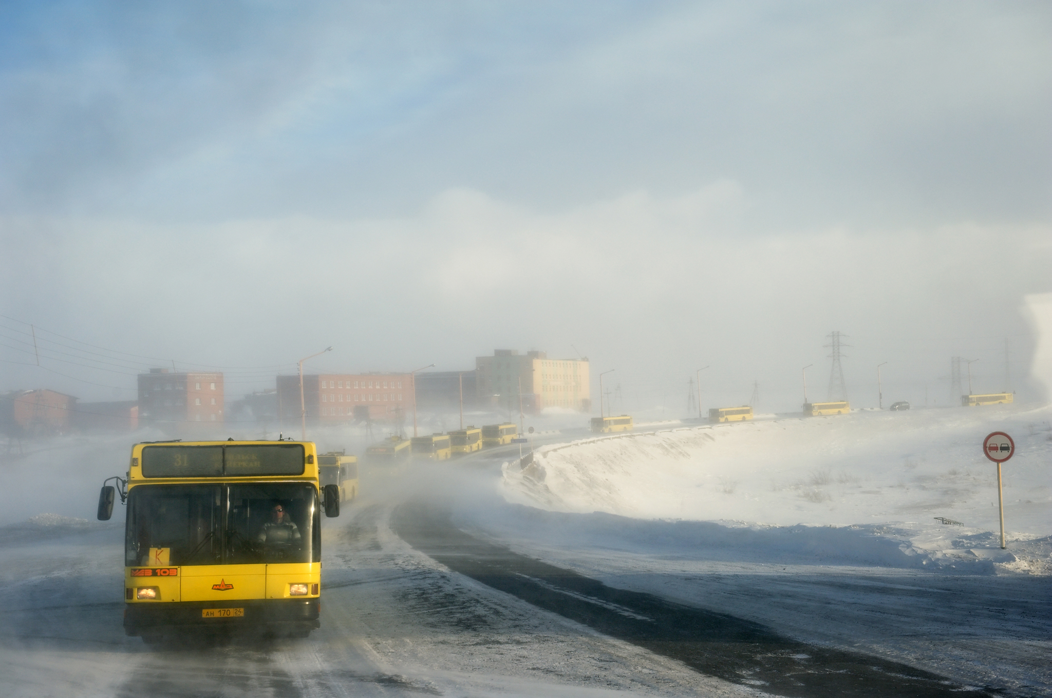 Норильский транспорт. Норильск зима. Норильск колонна автобусов. Норильск зимой.