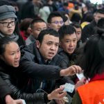 Capodanno Cinese e gelo: 100.000 passeggeri bloccati in stazione a Guangzhou [FOTO]