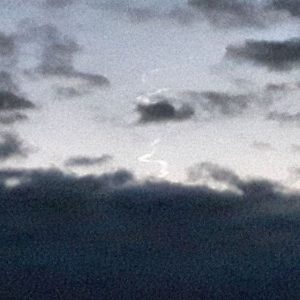 La scia dell'oggetto celeste fotografato a Cremona