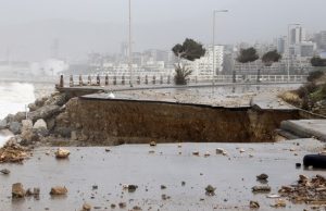 I danni sul lungomare di Beirut prodotti dal fenomeno dell'erosione