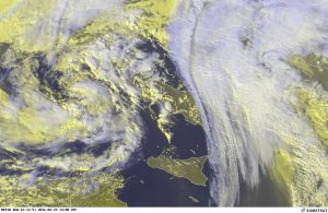 Ecco la vasta “Warm Conveyor Belt” partita dal Mediterraneo con il suo carico di sabbia