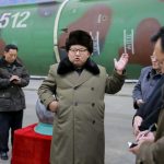 Corea del Nord: Kim Jong-un si fa fotografare con la mini bomba atomica [FOTO]