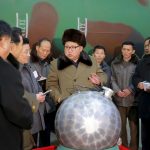 Corea del Nord: Kim Jong-un si fa fotografare con la mini bomba atomica [FOTO]