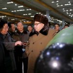 Corea del Nord: Kim Jong-un si fa fotografare con la mini bomba atomica [FOTO]