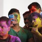 India: festeggiamenti “colorati” per l’Holi festival [FOTO]