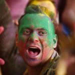 India: festeggiamenti “colorati” per l’Holi festival [FOTO]