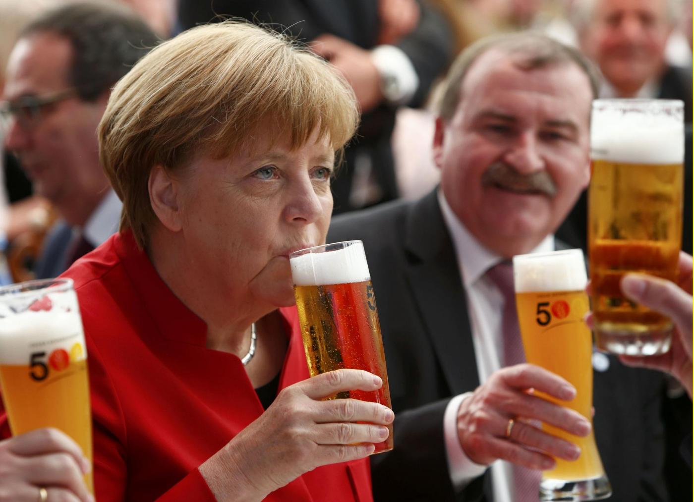 Ангела Меркель пьет пиво