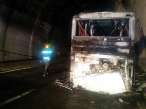 bus incendiato traforo gran sasso (5)