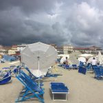 Maltempo, tromba d’aria a Viareggio: panico in spiaggia nel pomeriggio [GALLERY]