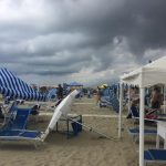 Maltempo, tromba d’aria a Viareggio: panico in spiaggia nel pomeriggio [GALLERY]