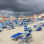 Maltempo, tromba d’aria a Viareggio: panico in spiaggia nel pomeriggio [GALLERY]