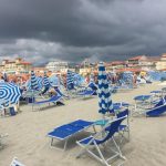 Maltempo, tromba d’aria a Viareggio: panico in spiaggia nel pomeriggio [GALLERY]