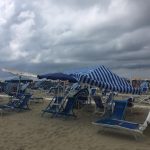 Maltempo, tromba d’aria a Viareggio: panico in spiaggia nel pomeriggio [GALLERY]