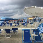 Maltempo, tromba d’aria a Viareggio: panico in spiaggia nel pomeriggio [GALLERY]