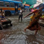 India: le piogge dei monsoni allagano Calcutta [GALLERY]