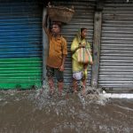 India: le piogge dei monsoni allagano Calcutta [GALLERY]