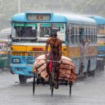 India: le piogge dei monsoni allagano Calcutta [GALLERY]