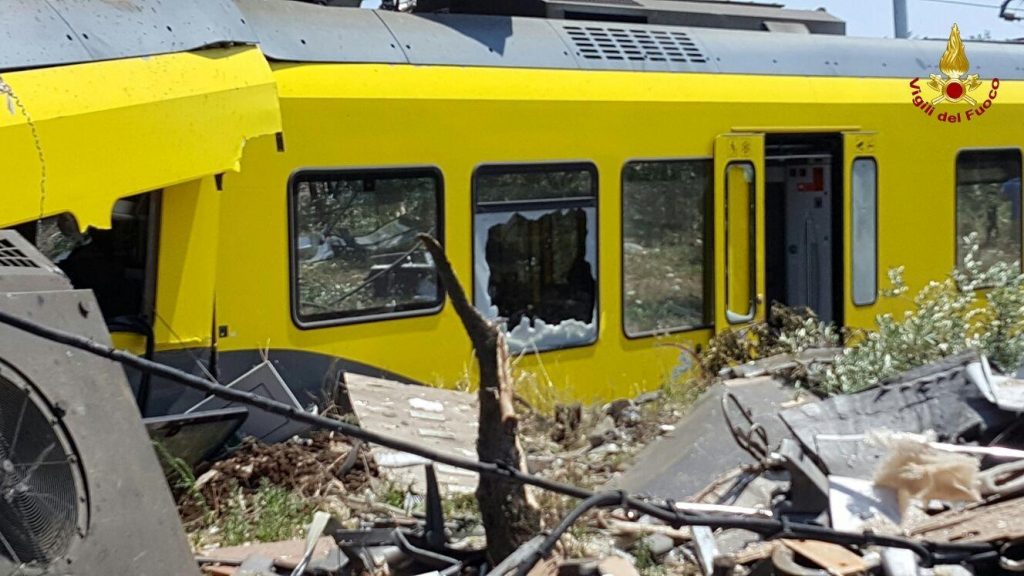 scontro treni Puglia