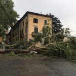 Maltempo, Arezzo devastata da un “groppo di vento”: città in ginocchio [GALLERY]