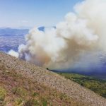 Incendio Vesuvio, il vulcano continua a bruciare da 48 ore: nuovo fronte, cresce la paura [GALLERY]