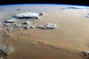 Gli spettacolari temporali immersi nelle vaste lande sabbiose del Sahara ripresi dallo spazio (credit NASA)