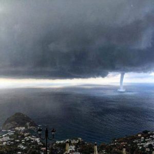 tromba marina ischia maltempo tornado capri napoli