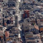 Terremoto, le incredibili immagini di Amatrice vista dall’alto: il “paese sbriciolato” [GALLERY]