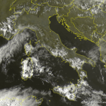 Allerta Meteo, forte maltempo all’estremo Sud: temporali in Sardegna e Sicilia, prime piogge anche in Calabria, “mostro” temporalesco in arrivo dal Maghreb [LIVE]