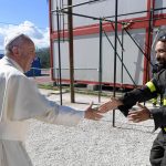 Terremoto Centro Italia: Papa Francesco con i vigili del fuoco di Cittareale [GALLERY]