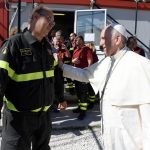 Terremoto Centro Italia: Papa Francesco con i vigili del fuoco di Cittareale [GALLERY]