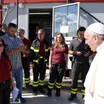 Terremoto Centro Italia: Papa Francesco con i vigili del fuoco di Cittareale [GALLERY]