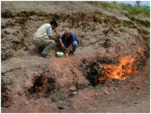 Misurazioni del flusso di metano da una emissione naturale di gas dalle rocce, lungo una faglia tettonica in Azerbaijan (foto di L. Innocenzi, INGV, 2003)