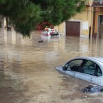 Alluvione Licata, l’eroe col K-Way giallo che ha salvato un cane e commuove il web [FOTO]